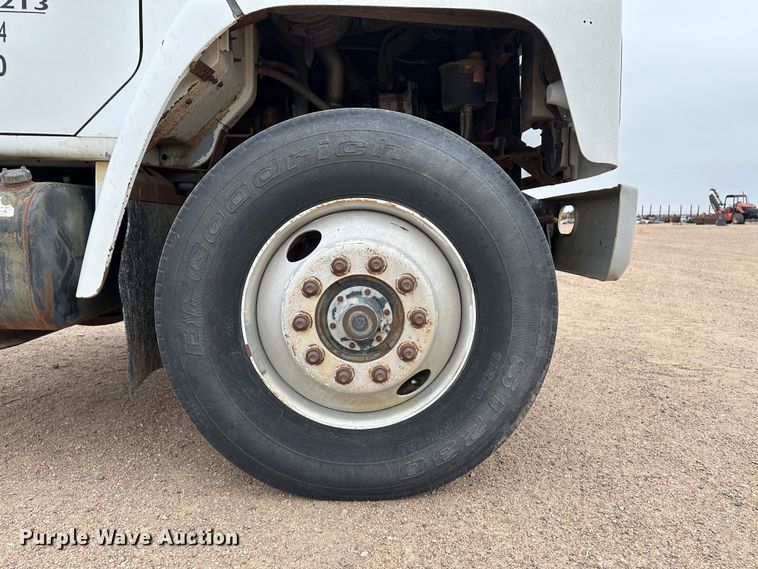 image for item LT9135 1989 International 1955  truck cab and chassis