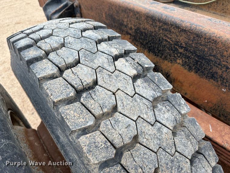 image for item LT9135 1989 International 1955  truck cab and chassis