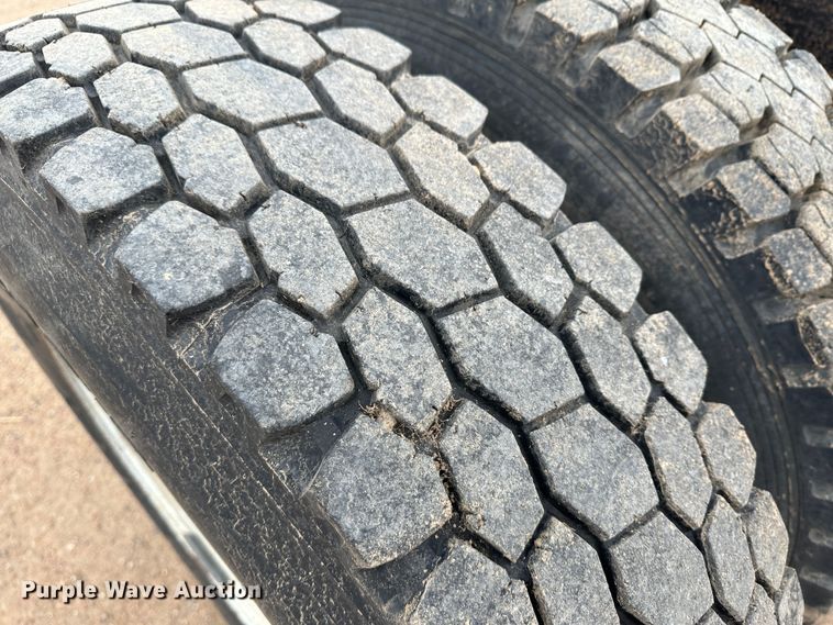 image for item LT9135 1989 International 1955  truck cab and chassis