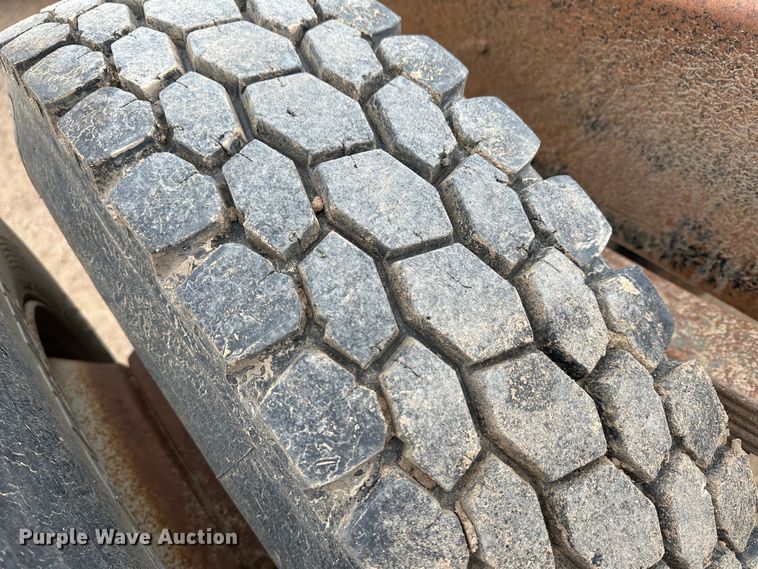 image for item LT9135 1989 International 1955  truck cab and chassis