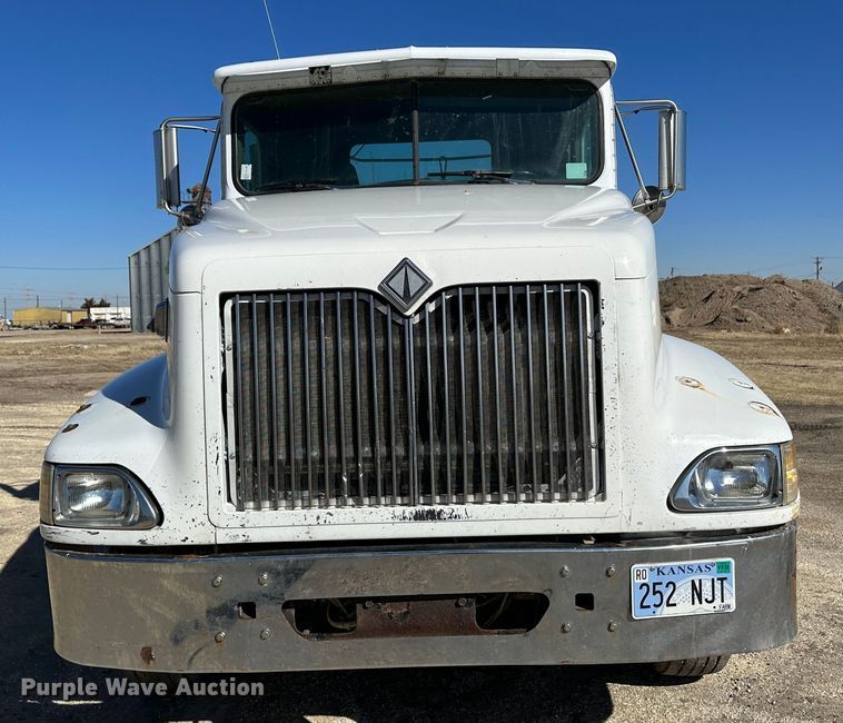 image for item LT9539 1999 International 9400  semi truck