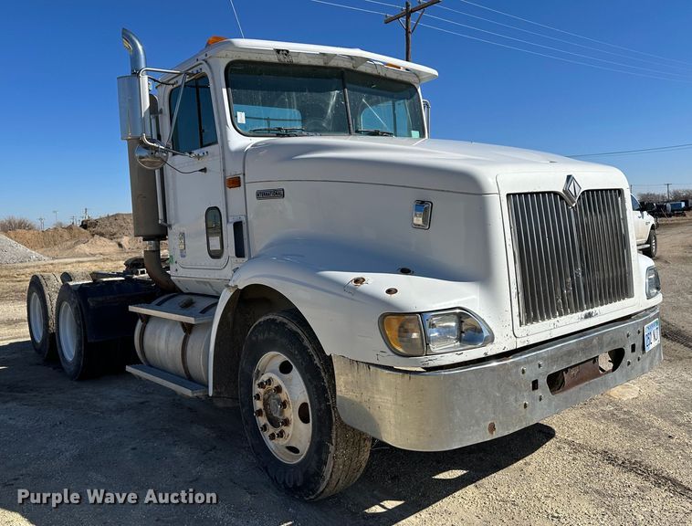 image for item LT9539 1999 International 9400  semi truck
