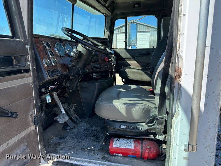 image for item LT9539 1999 International 9400  semi truck