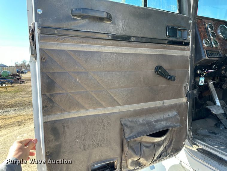 image for item LT9539 1999 International 9400  semi truck
