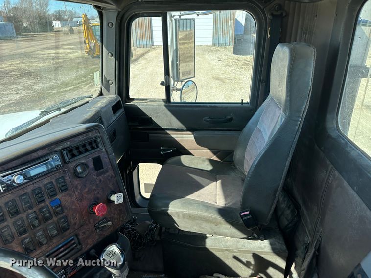image for item LT9539 1999 International 9400  semi truck