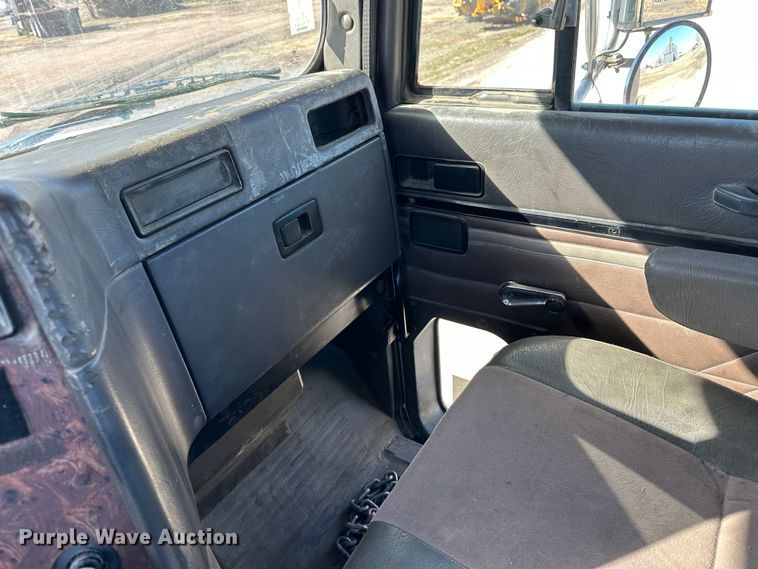 image for item LT9539 1999 International 9400  semi truck