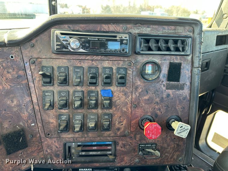 image for item LT9539 1999 International 9400  semi truck