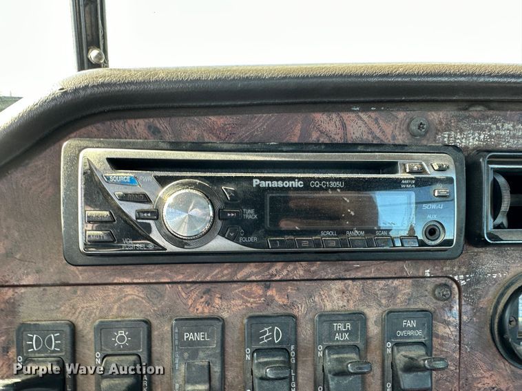 image for item LT9539 1999 International 9400  semi truck
