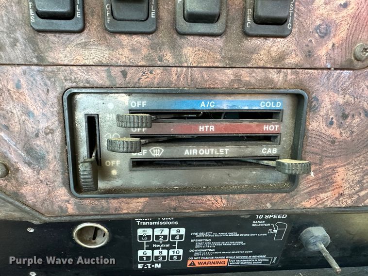 image for item LT9539 1999 International 9400  semi truck