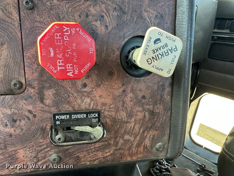 image for item LT9539 1999 International 9400  semi truck