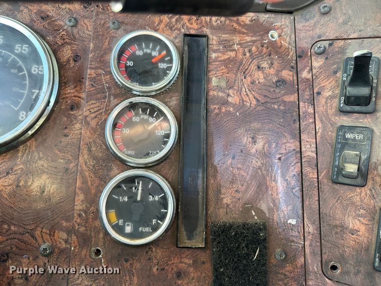 image for item LT9539 1999 International 9400  semi truck