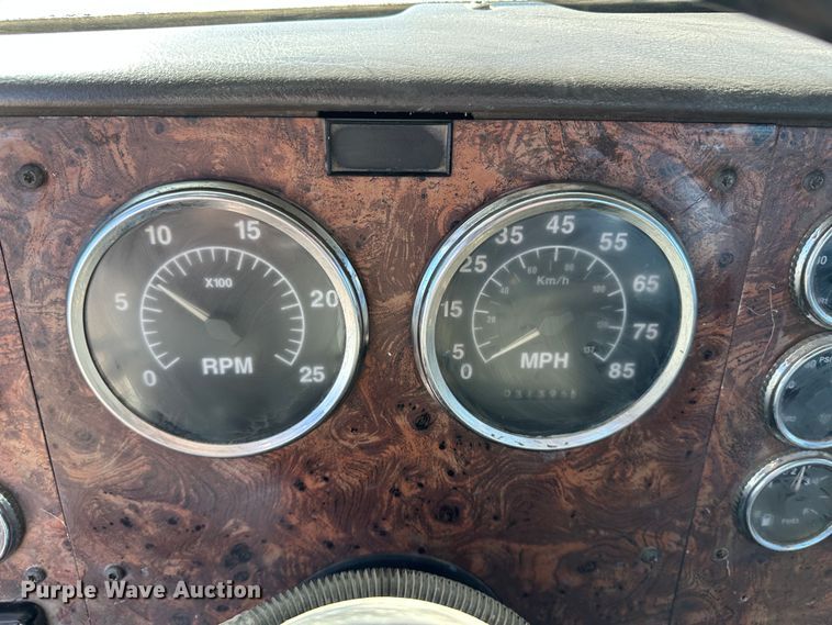 image for item LT9539 1999 International 9400  semi truck
