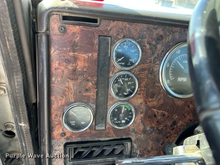 image for item LT9539 1999 International 9400  semi truck
