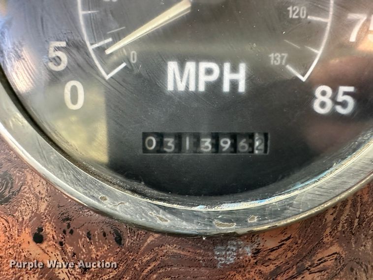 image for item LT9539 1999 International 9400  semi truck