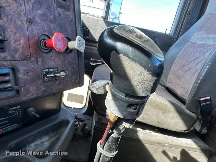image for item LT9539 1999 International 9400  semi truck