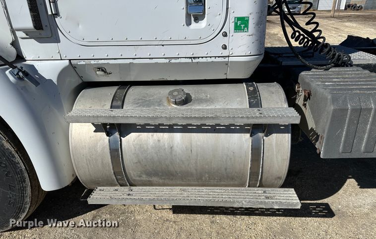 image for item LT9539 1999 International 9400  semi truck