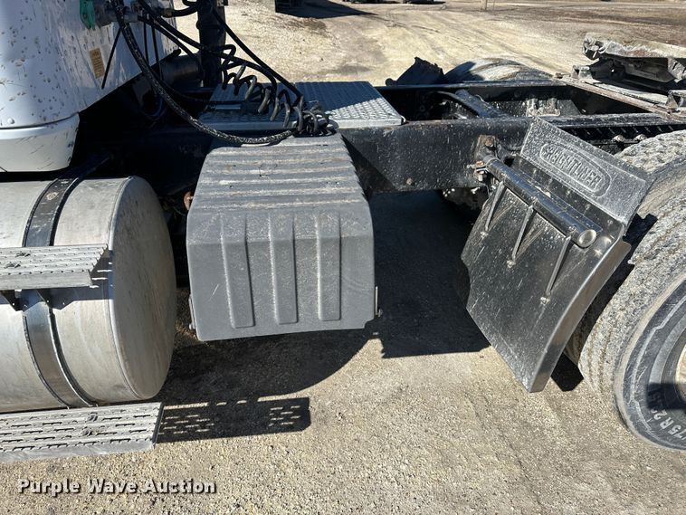image for item LT9539 1999 International 9400  semi truck