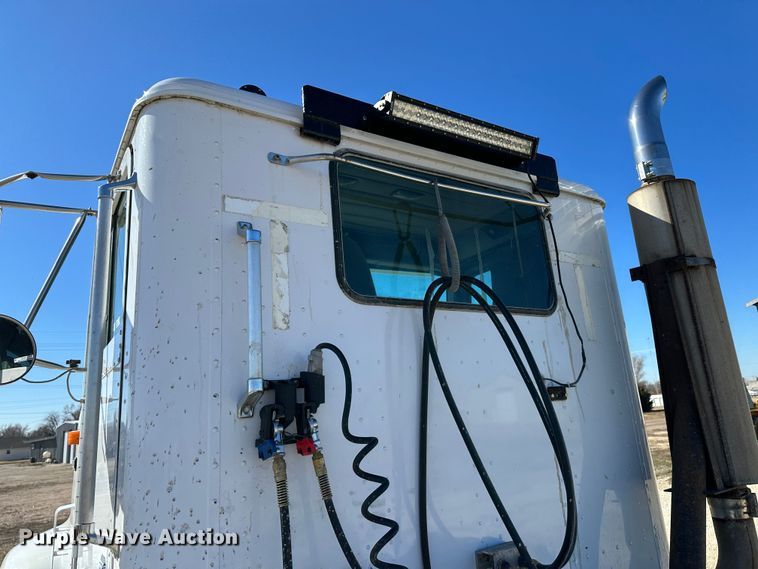 image for item LT9539 1999 International 9400  semi truck
