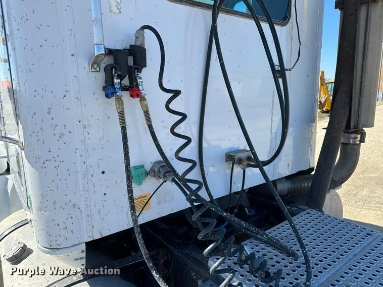 image for item LT9539 1999 International 9400  semi truck