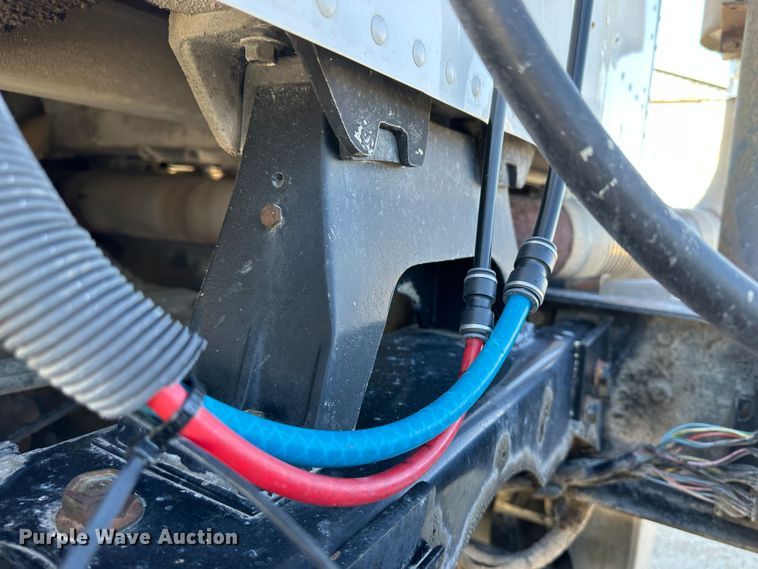 image for item LT9539 1999 International 9400  semi truck