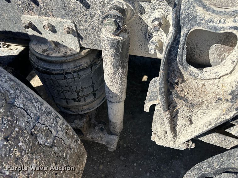 image for item LT9539 1999 International 9400  semi truck