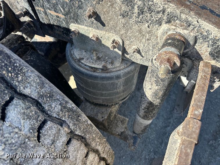 image for item LT9539 1999 International 9400  semi truck
