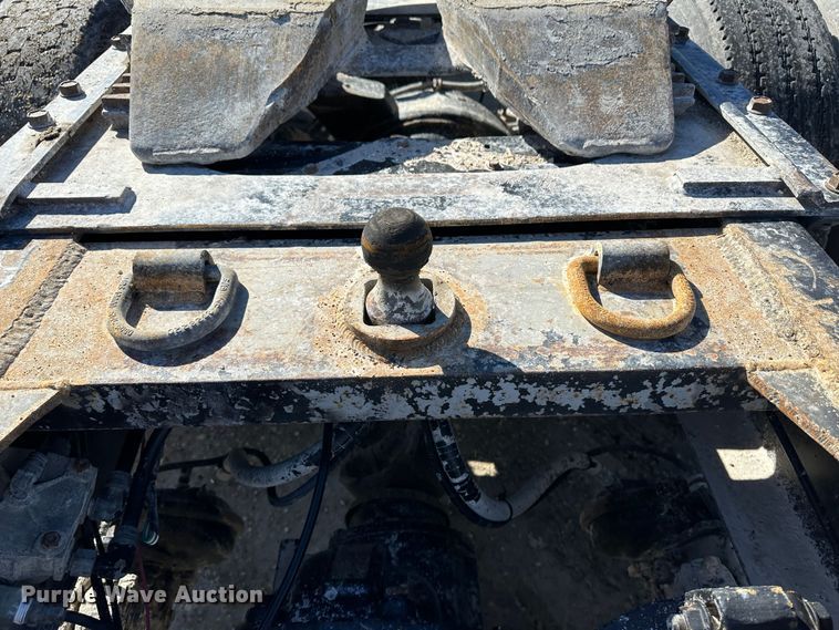 image for item LT9539 1999 International 9400  semi truck