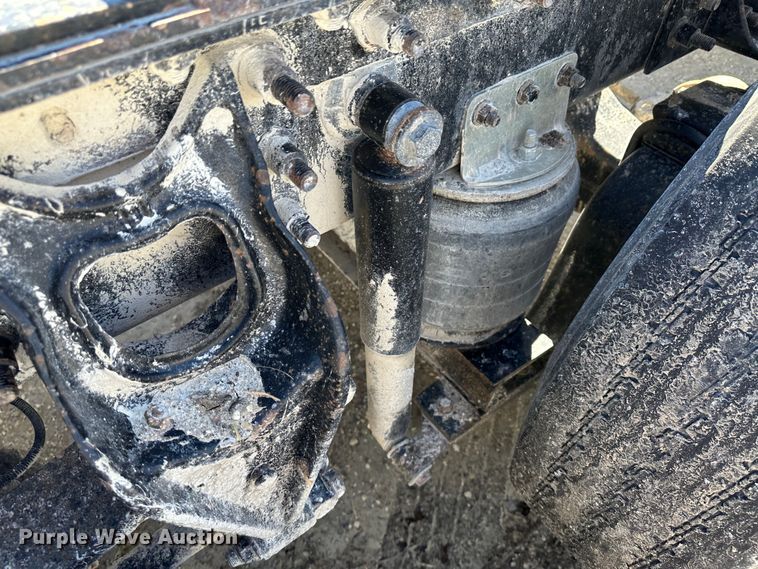image for item LT9539 1999 International 9400  semi truck