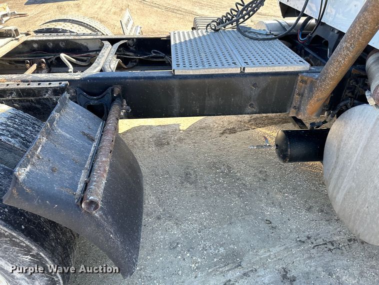 image for item LT9539 1999 International 9400  semi truck