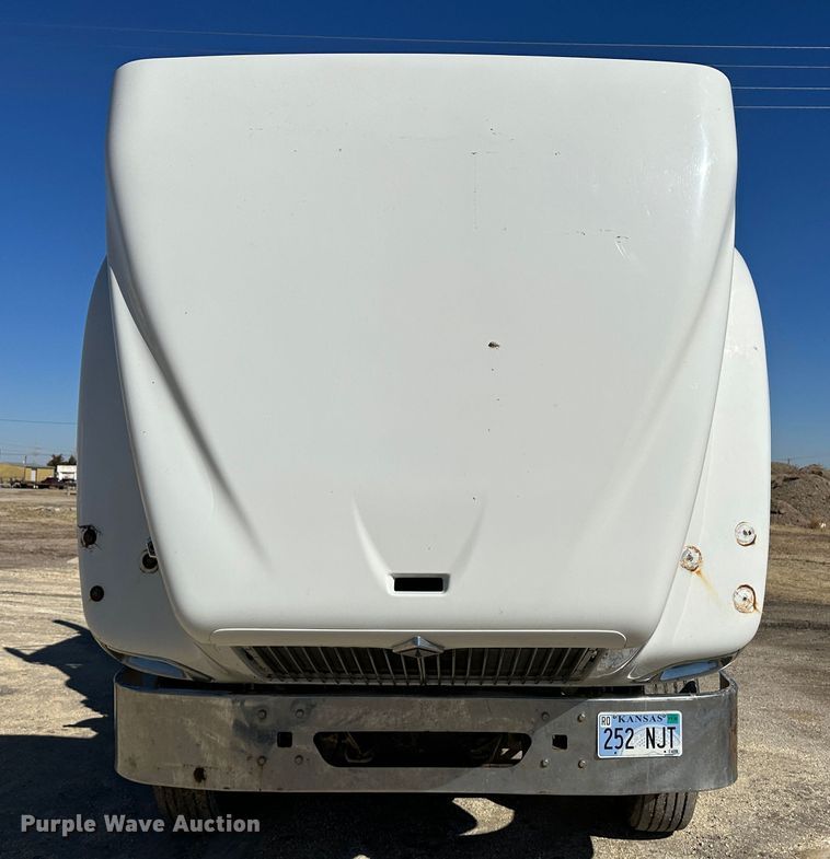 image for item LT9539 1999 International 9400  semi truck