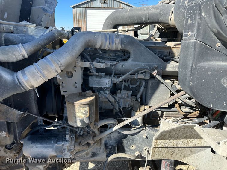image for item LT9539 1999 International 9400  semi truck
