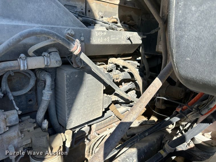 image for item LT9539 1999 International 9400  semi truck