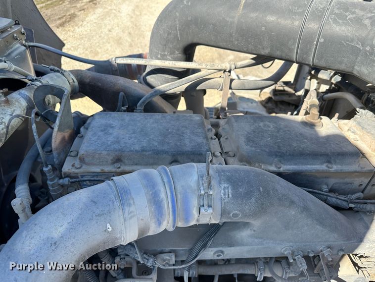 image for item LT9539 1999 International 9400  semi truck