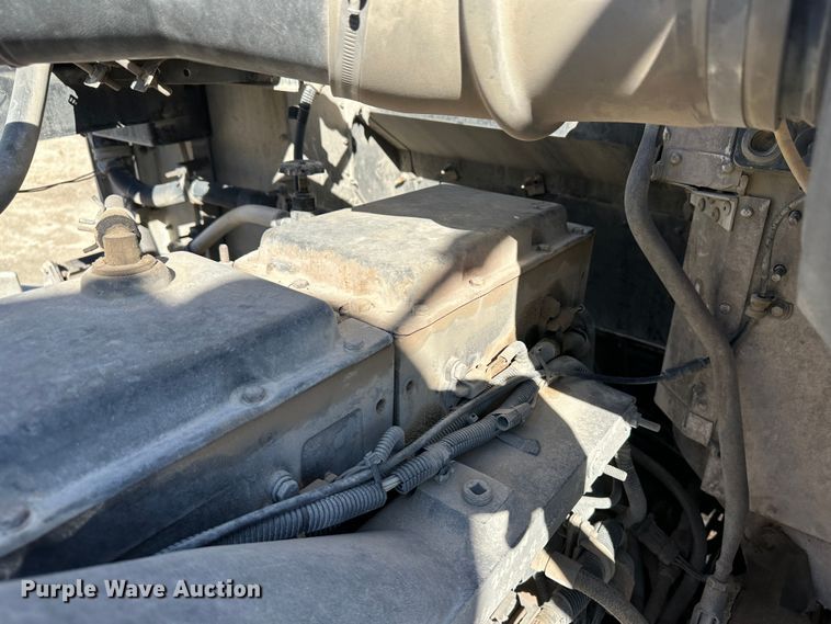 image for item LT9539 1999 International 9400  semi truck