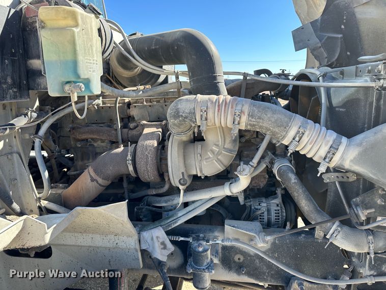 image for item LT9539 1999 International 9400  semi truck