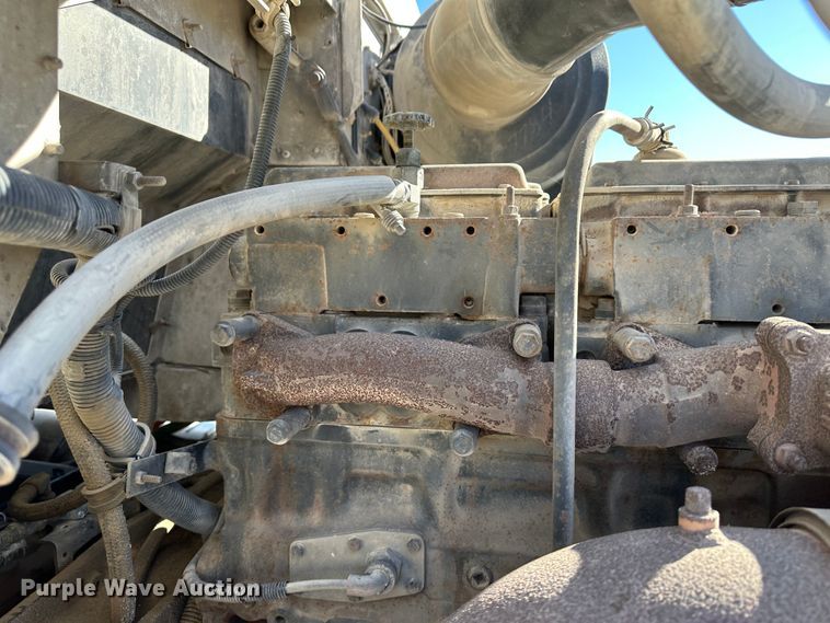 image for item LT9539 1999 International 9400  semi truck