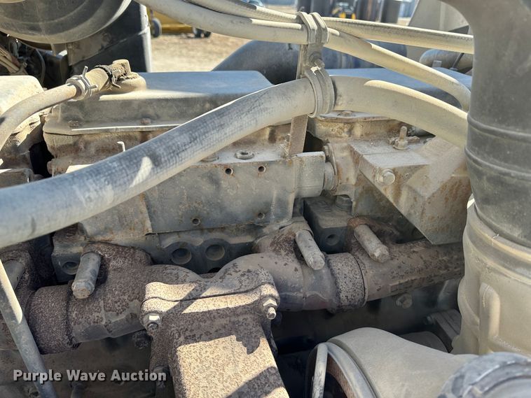 image for item LT9539 1999 International 9400  semi truck