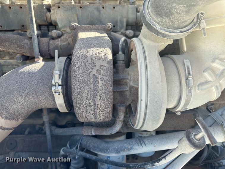 image for item LT9539 1999 International 9400  semi truck