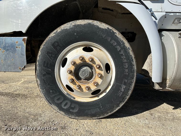 image for item LT9539 1999 International 9400  semi truck