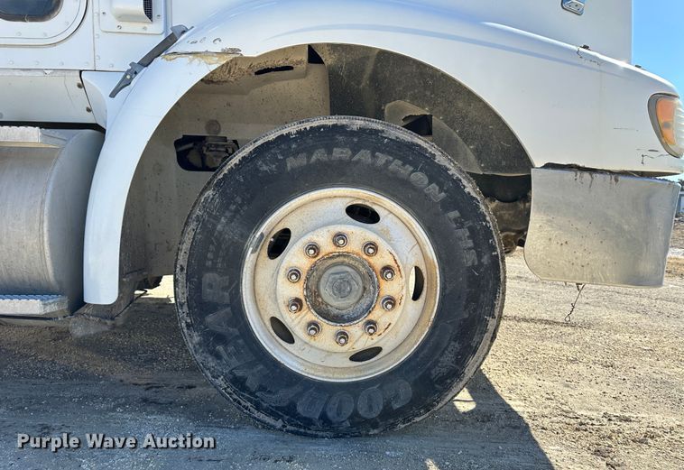 image for item LT9539 1999 International 9400  semi truck