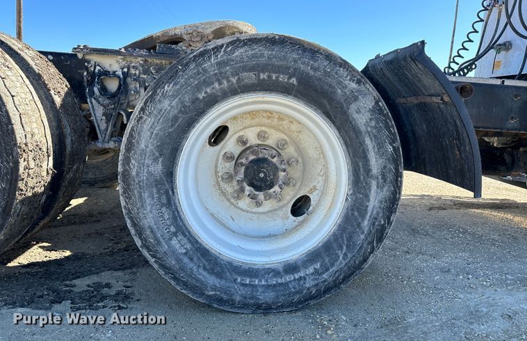 image for item LT9539 1999 International 9400  semi truck