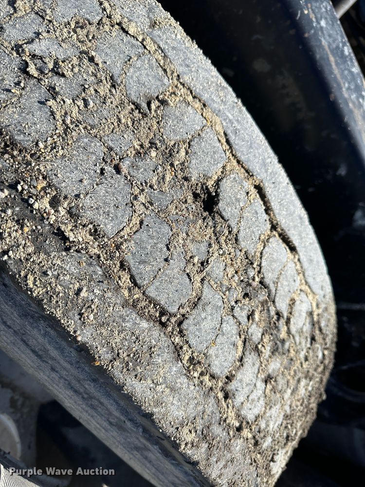 image for item LT9539 1999 International 9400  semi truck