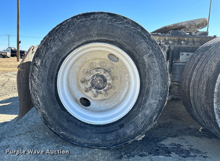image for item LT9539 1999 International 9400  semi truck
