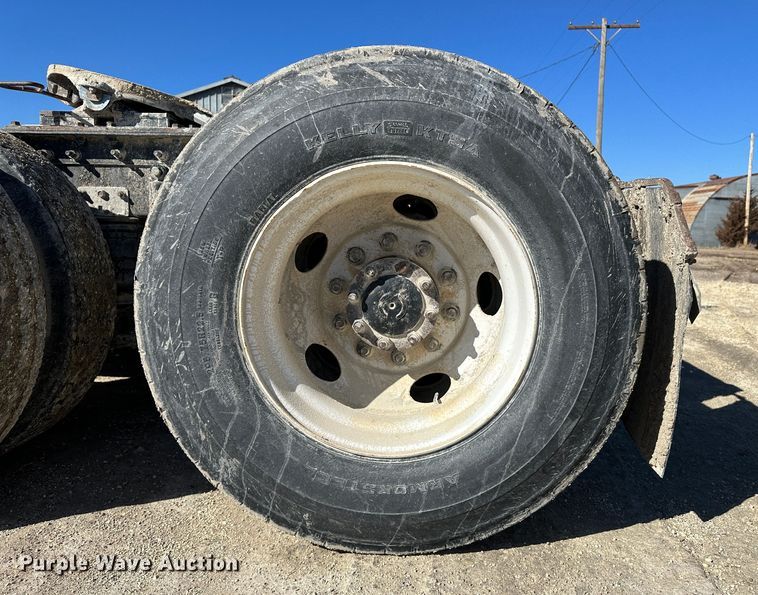 image for item LT9539 1999 International 9400  semi truck