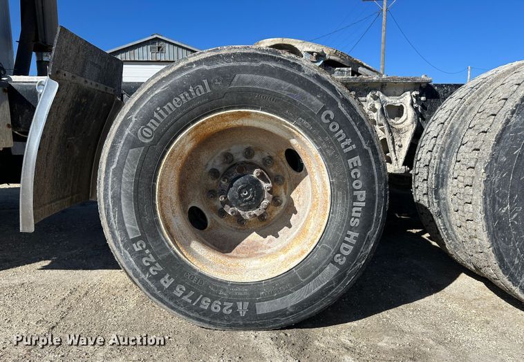 image for item LT9539 1999 International 9400  semi truck