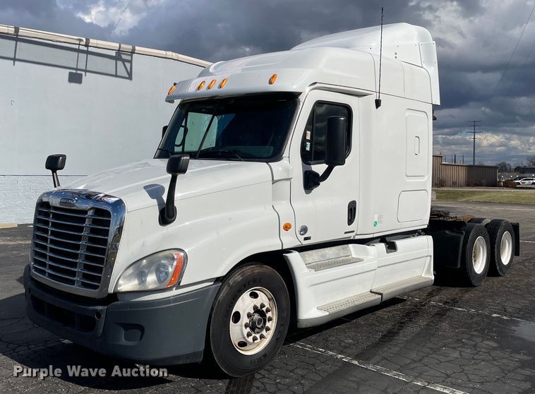 image for item MA9914 2011 Freightliner Cascadia  semi truck