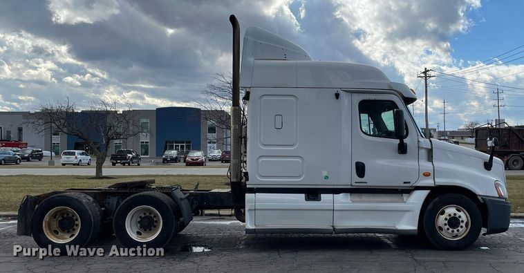 image for item MA9914 2011 Freightliner Cascadia  semi truck