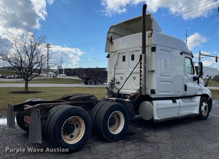 image for item MA9914 2011 Freightliner Cascadia  semi truck