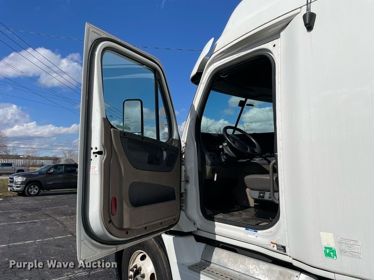 image for item MA9914 2011 Freightliner Cascadia  semi truck