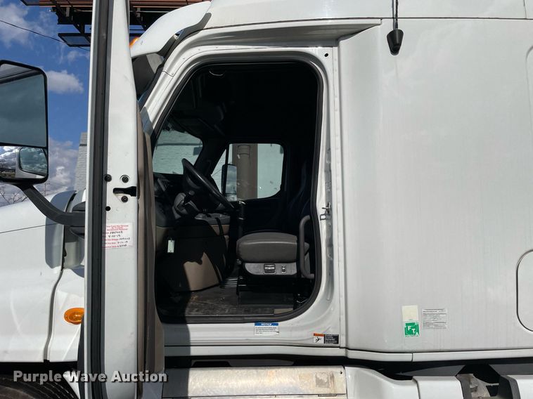 image for item MA9914 2011 Freightliner Cascadia  semi truck